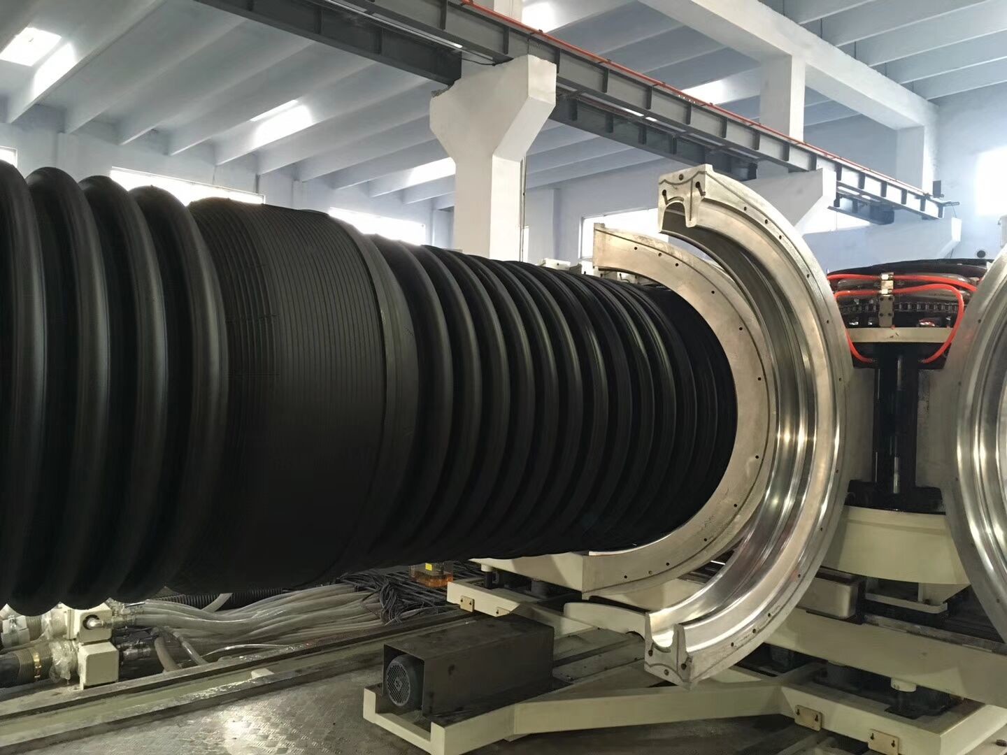 El PVC dobla la cadena de producción del tubo/la velocidad acanaladas pared del extrusor