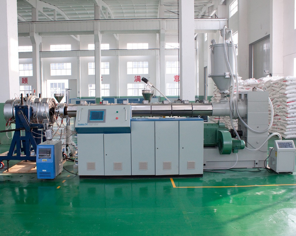 Qingdao PP instala tubos la línea de la protuberancia/acanaló la máquina del tubo de los PP para el abastecimiento del gas/de agua