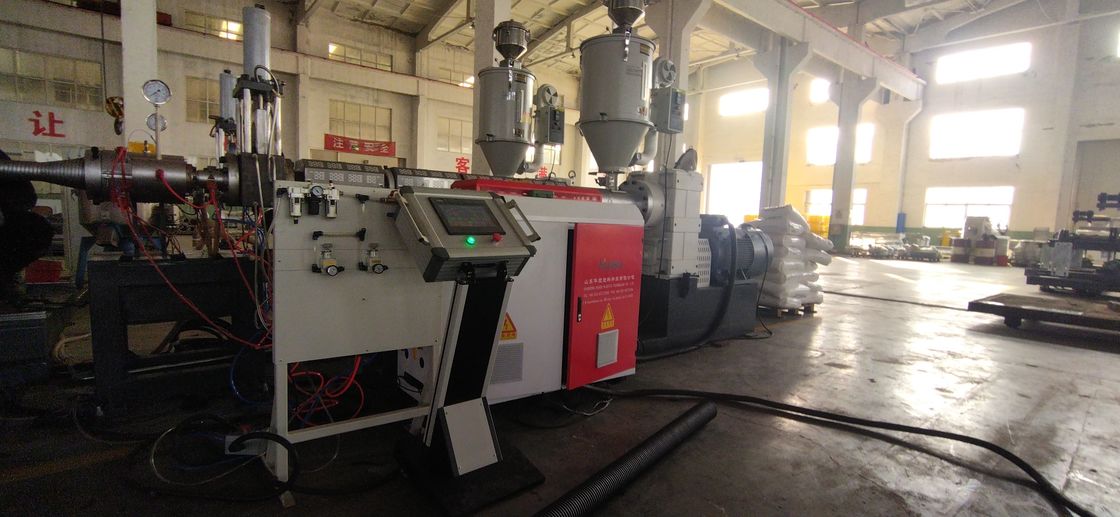 Línea de extrusión de tubería corrugada de doble pared automática con sistema de control PLC avanzado y moldes de 28/36 pares para un rango de diámetro de tubería de 50 mm-200 mm