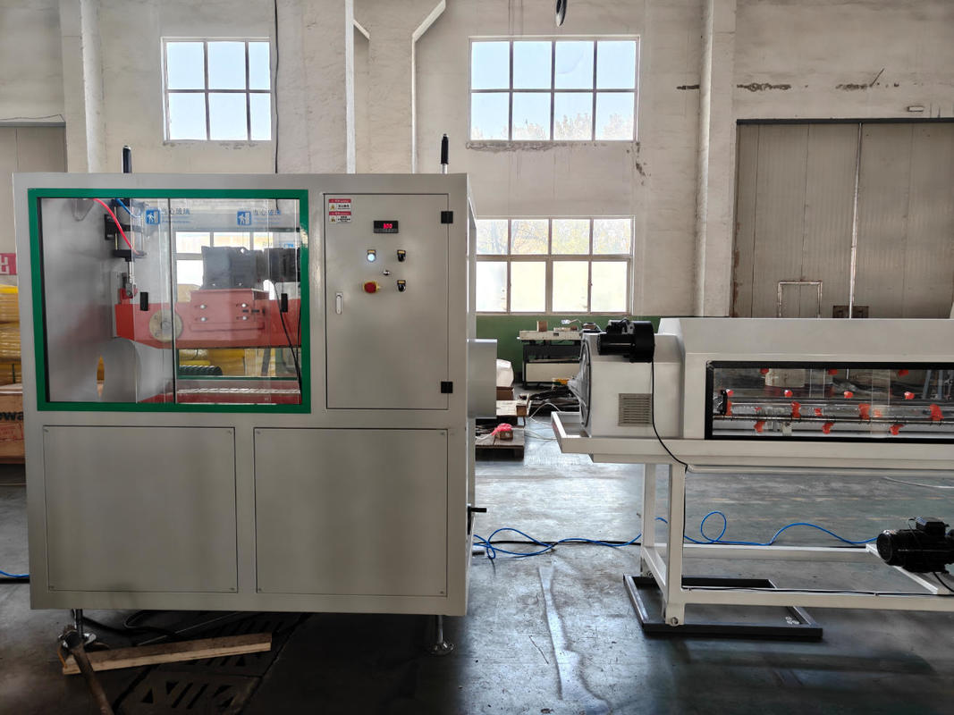 Línea de extrusión de tuberías onduladas de doble pared con 1 conjunto de tanque de refrigeración por agua de 32 mm-200 mm de diámetro de tornillo y HV>740 de tornillo de barril