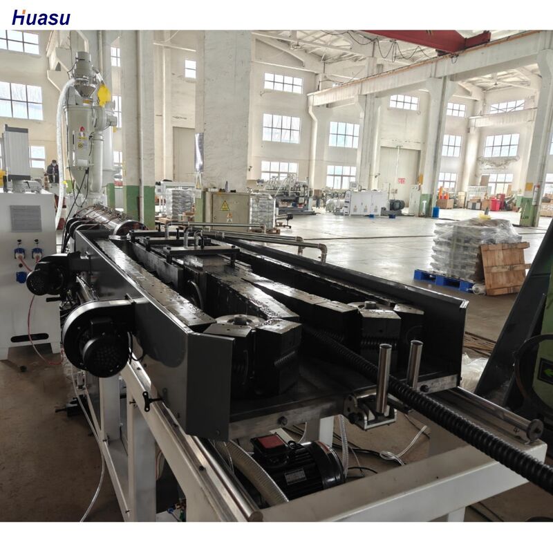 Línea de extrusión de tubería corrugada de pared simple con control PLC, motor de 37kw y 1 año de garantía