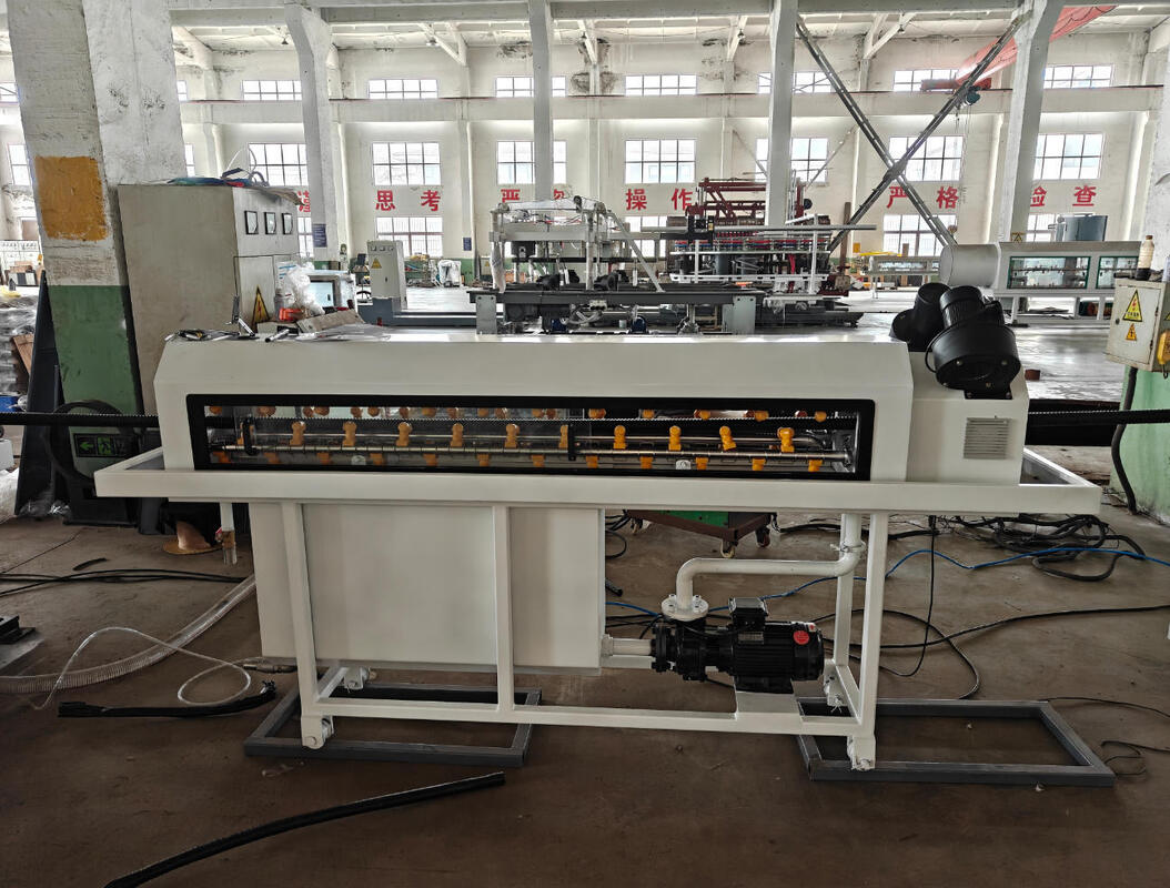 Línea de extrusión de tubería corrugada de pared simple con control PLC, motor de 37 kW y diseño de un solo tornillo