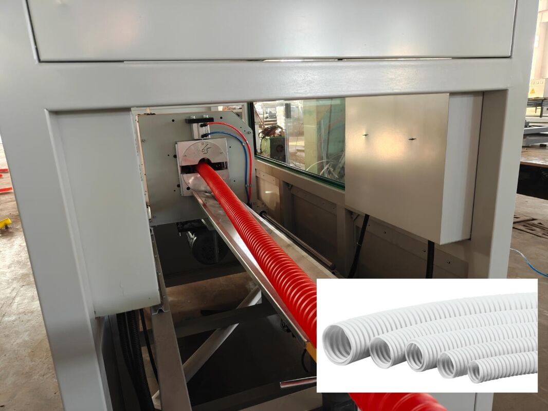 Línea de extrusión de tubería corrugada de pared simple con enfriamiento por agua, una alimentación y un juego de corrugador, asegurando un proceso de producción estable