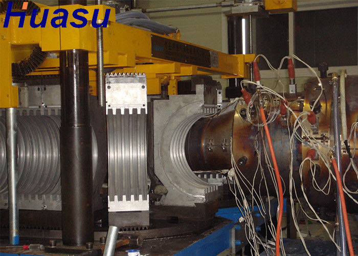 La pared doble horizontal plástica del PE PP acanaló velocidad de la refrigeración por agua de la máquina del tubo